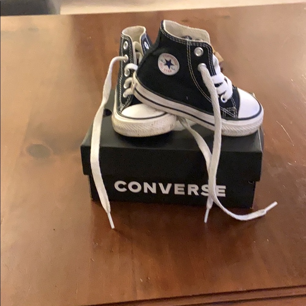 Infant size 4, black, high top converses❤️